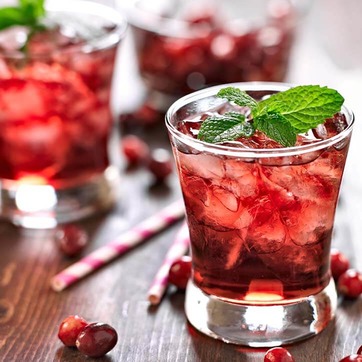 Cranberry Schorle mit Eiswürfeln