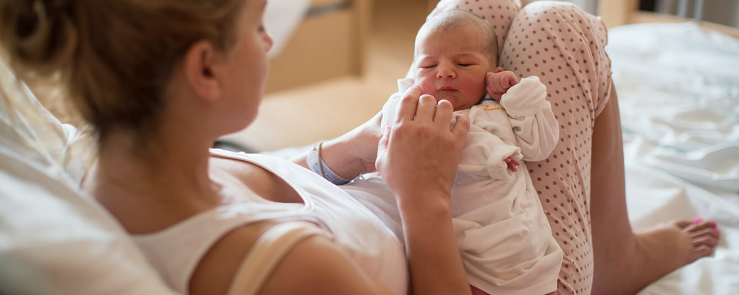 Mutter und Baby in Krankenhausbett