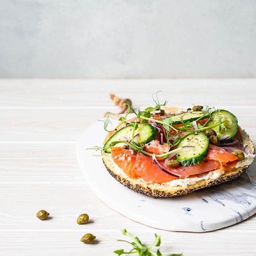 Räucherlachs auf Bagel mit Gurkenscheiben